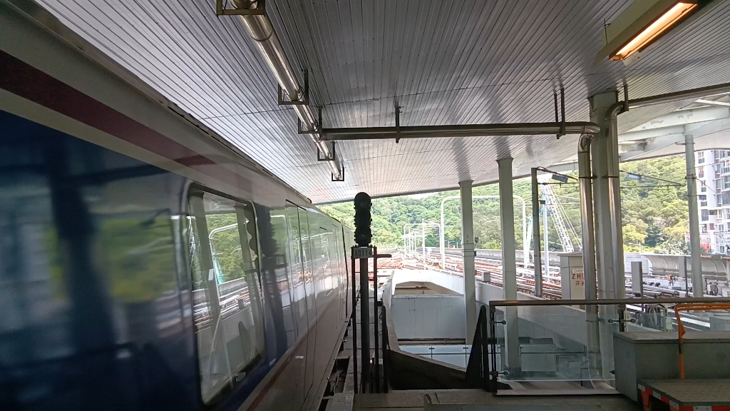 广州地铁6号线06x2526次进入存车站台