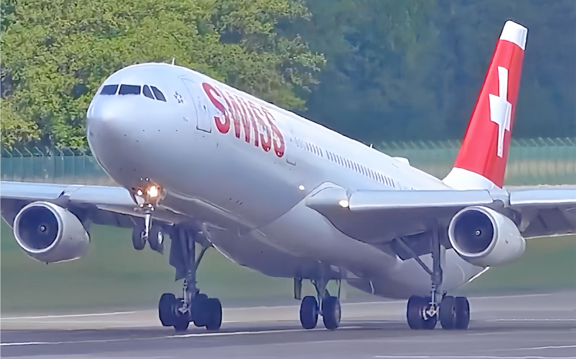 "起飞困难户"空客a340艰难起飞过程,好担心跑道不够用啊