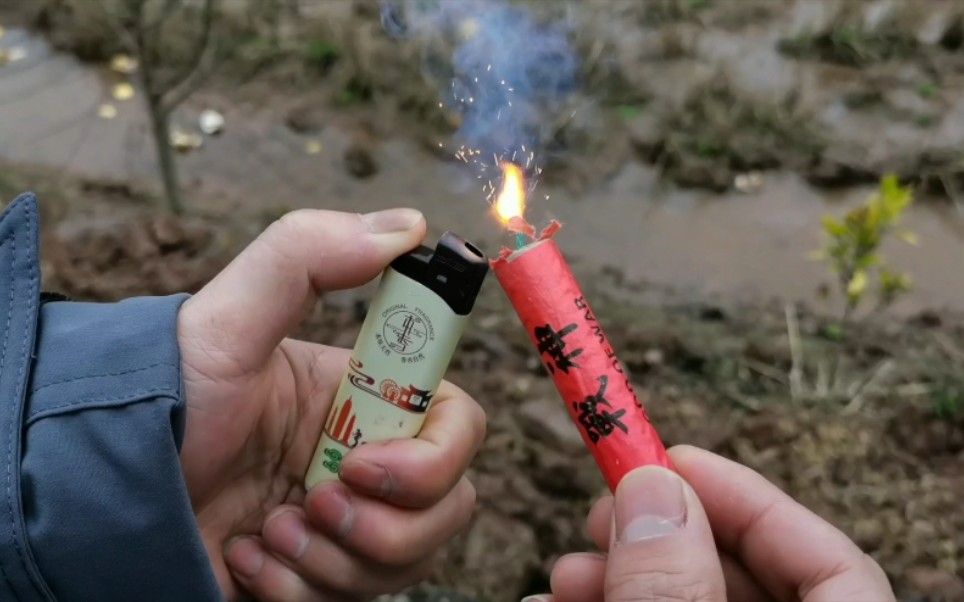 过年必玩鞭炮炸牛屎,大人小孩玩得不亦乐乎,一起回到童年_哔哩哔哩