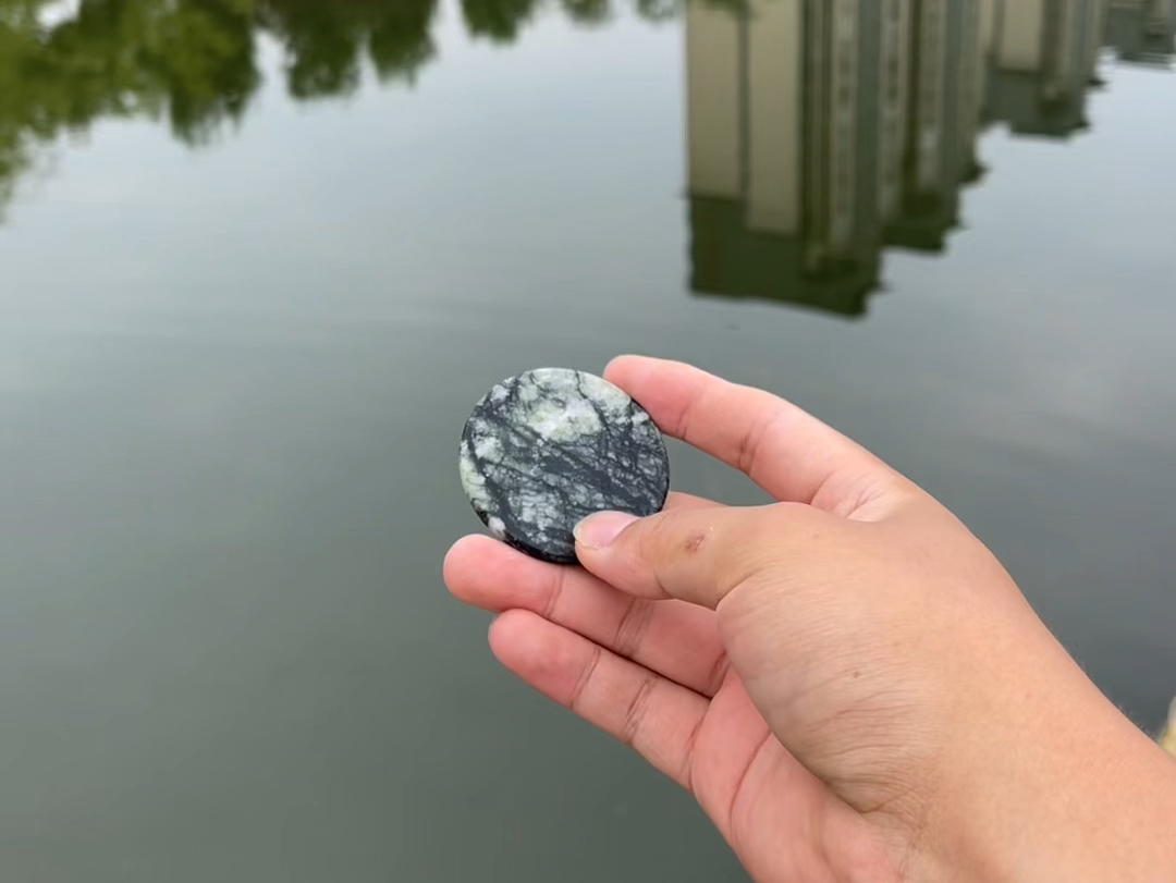 这个石头太适合打水漂了
