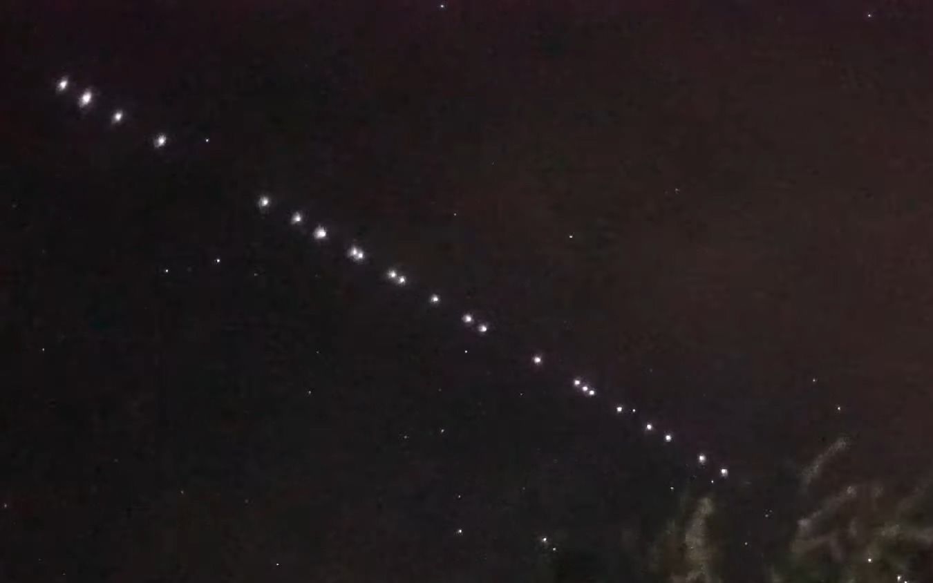 spacex星链卫星群过境南半球夜空