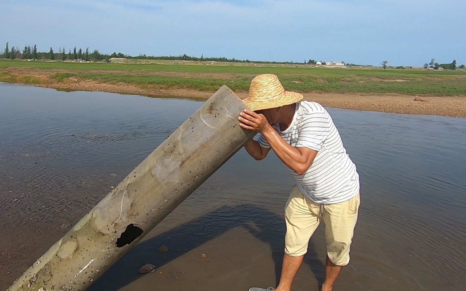 阿彬到私密财地赶海,发现一根30公分管径的大管,里面藏着好东西