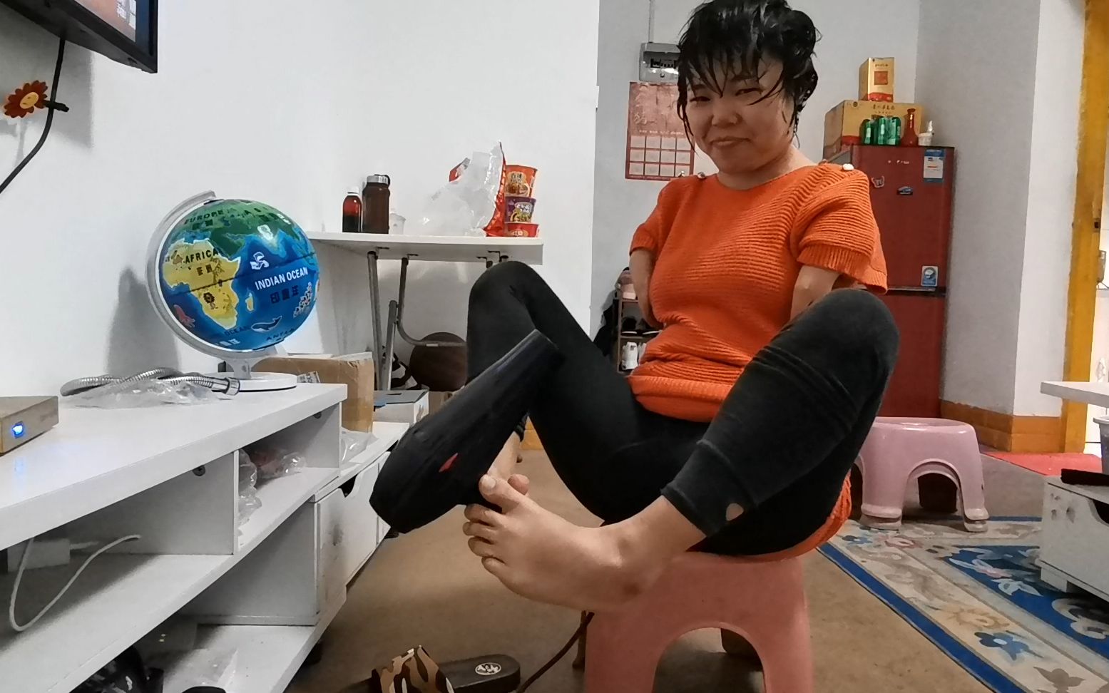 不仅用脚做串珠,无臂女孩独自在家用脚洗头吹头发,让人佩服_哔哩哔哩