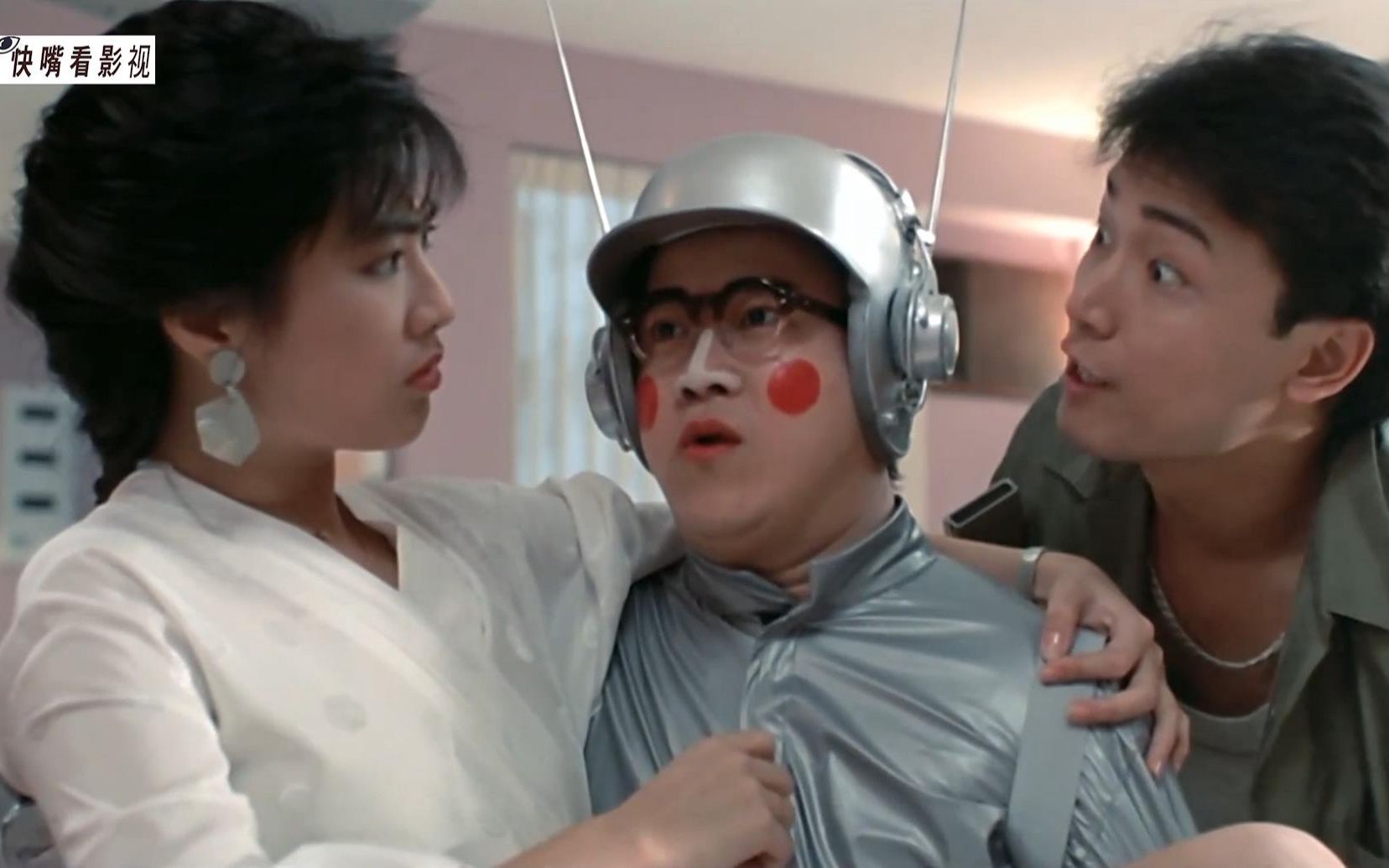 小生梦惊魂爆笑片段,曾志伟假扮机器人,恶搞美女换衣服