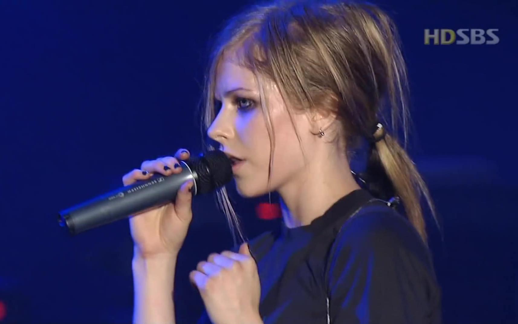 [图]【韩国演唱会现场】Avril Lavigne - Losing Grip (Live 2004.08.08 Olympic Hall)