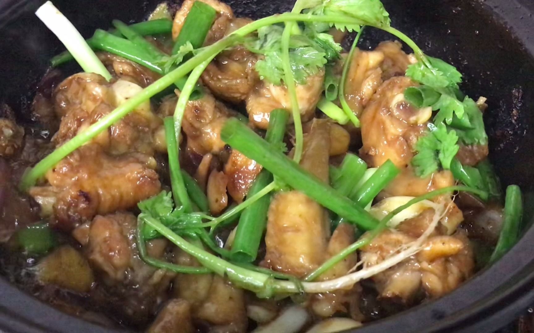 经典粤菜啫啫鸡煲家庭做法肉质嫩滑酱香扑鼻学会在家天天吃