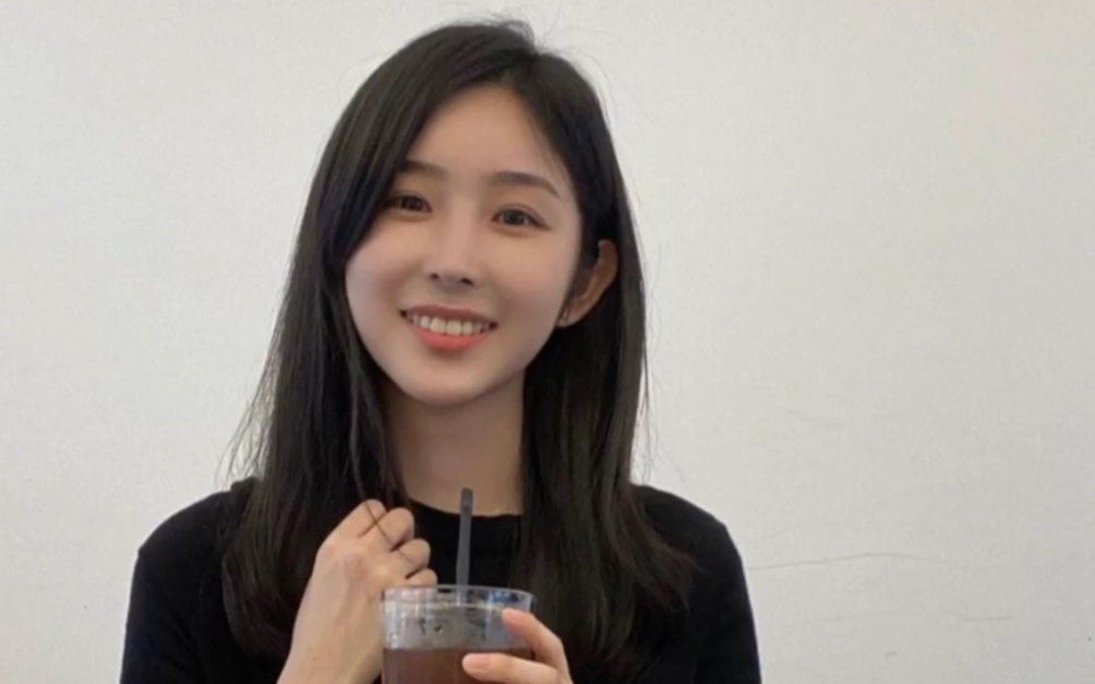 heartsignal200802朴智贤最新ins三连拍真的好喜欢喝冰咖啡哈