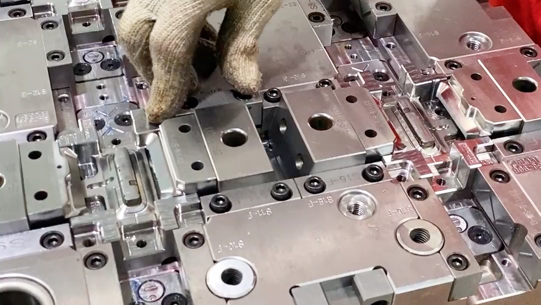 塑胶模具厂计划这个月一定要把这套蓝牙耳机模具送出去,大家觉得有