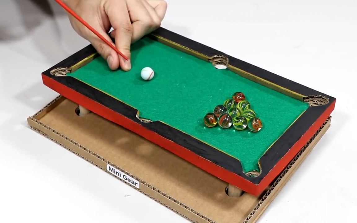 牛人脑洞大开:用废弃纸板自制"迷你桌球",玩起来真带劲!