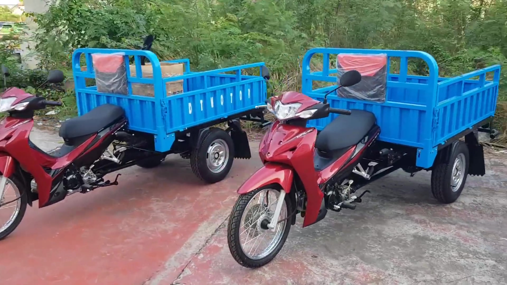 泰国的弯梁摩托三轮车