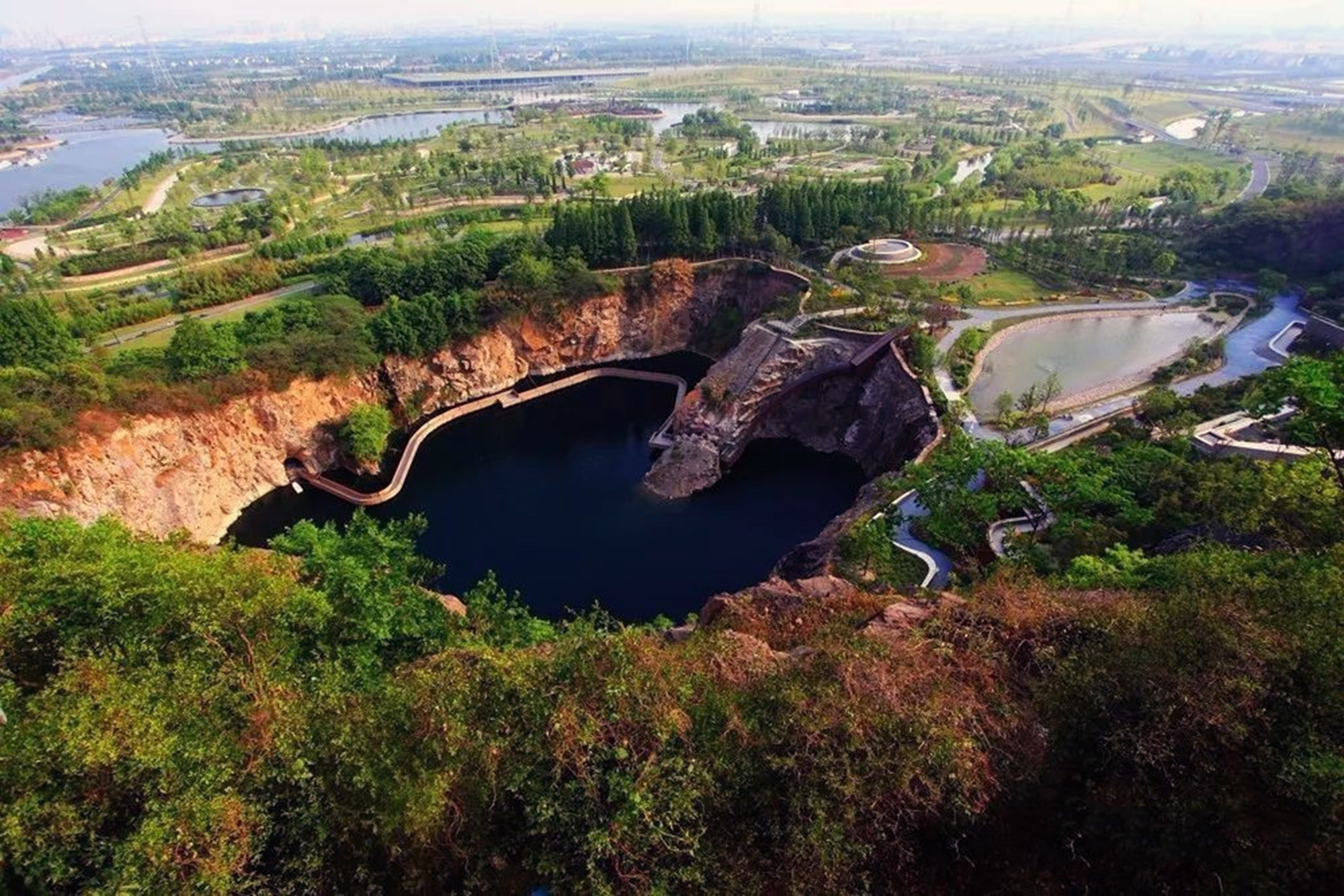 辰山植物园里的矿坑花园是利用被挖掘的深坑而做成的自然景观_哔哩