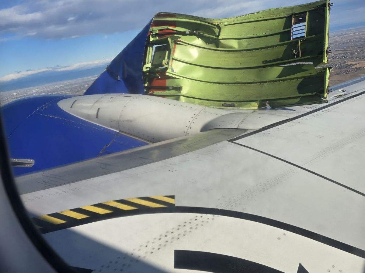 美国西南航空一架波音737-800起飞时引擎盖脱落