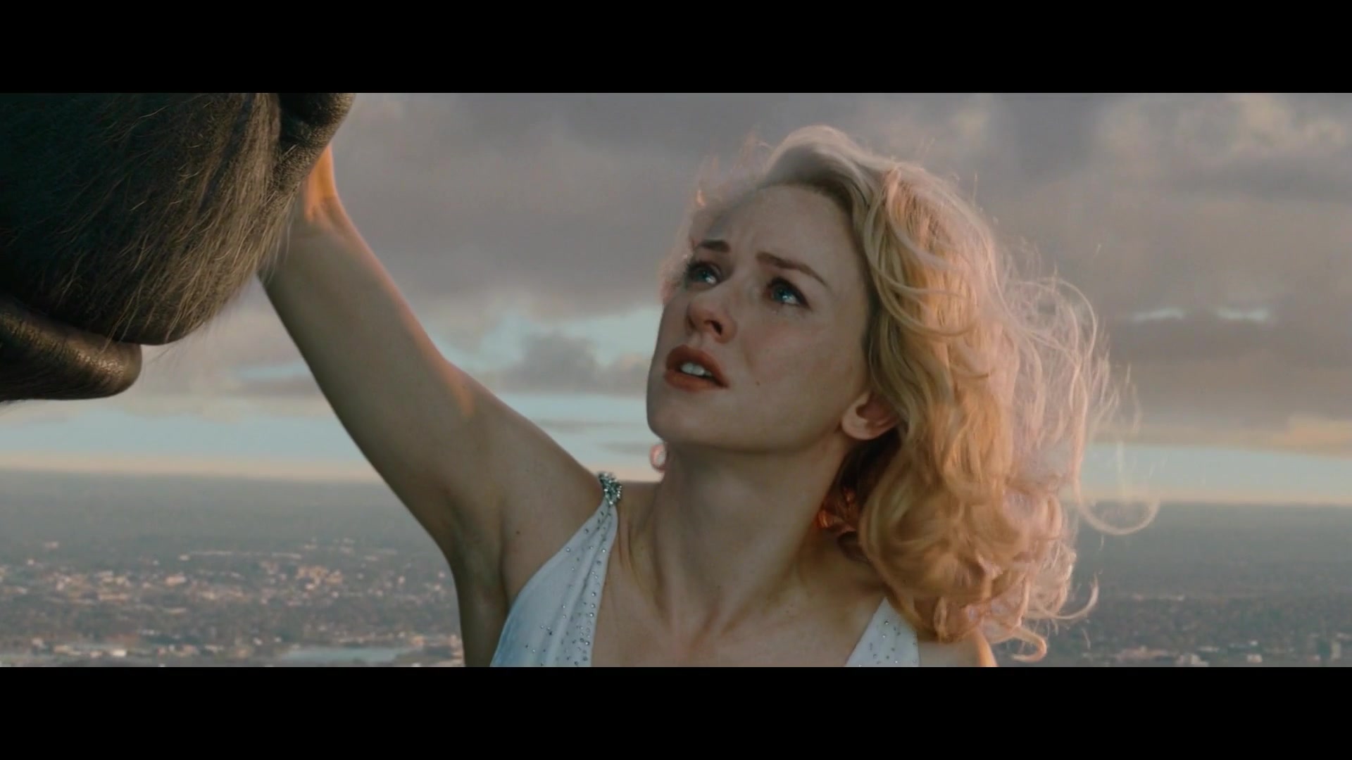 金刚为了救美女与美空军对战,却牺牲自己,美女痛哭