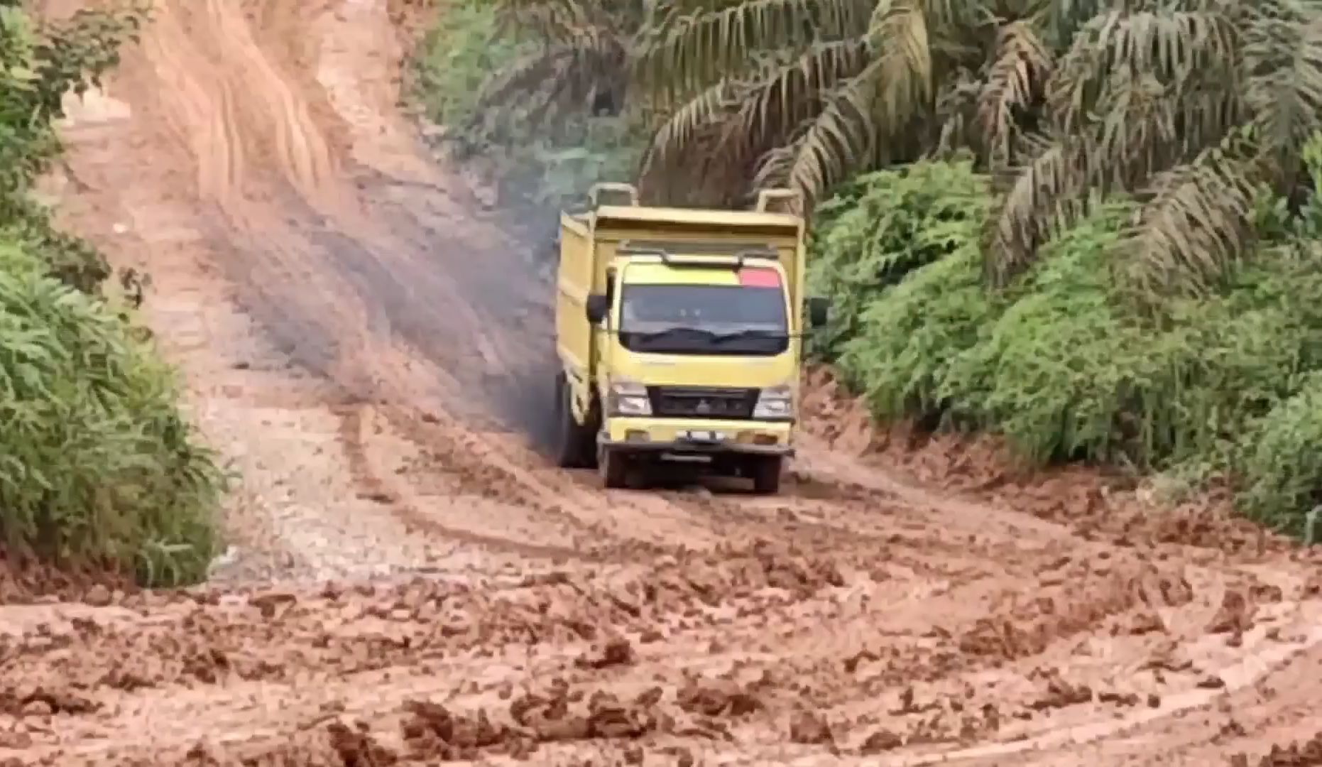 糟糕的路况,湿滑泥泞的道路哔哩哔哩bilibili