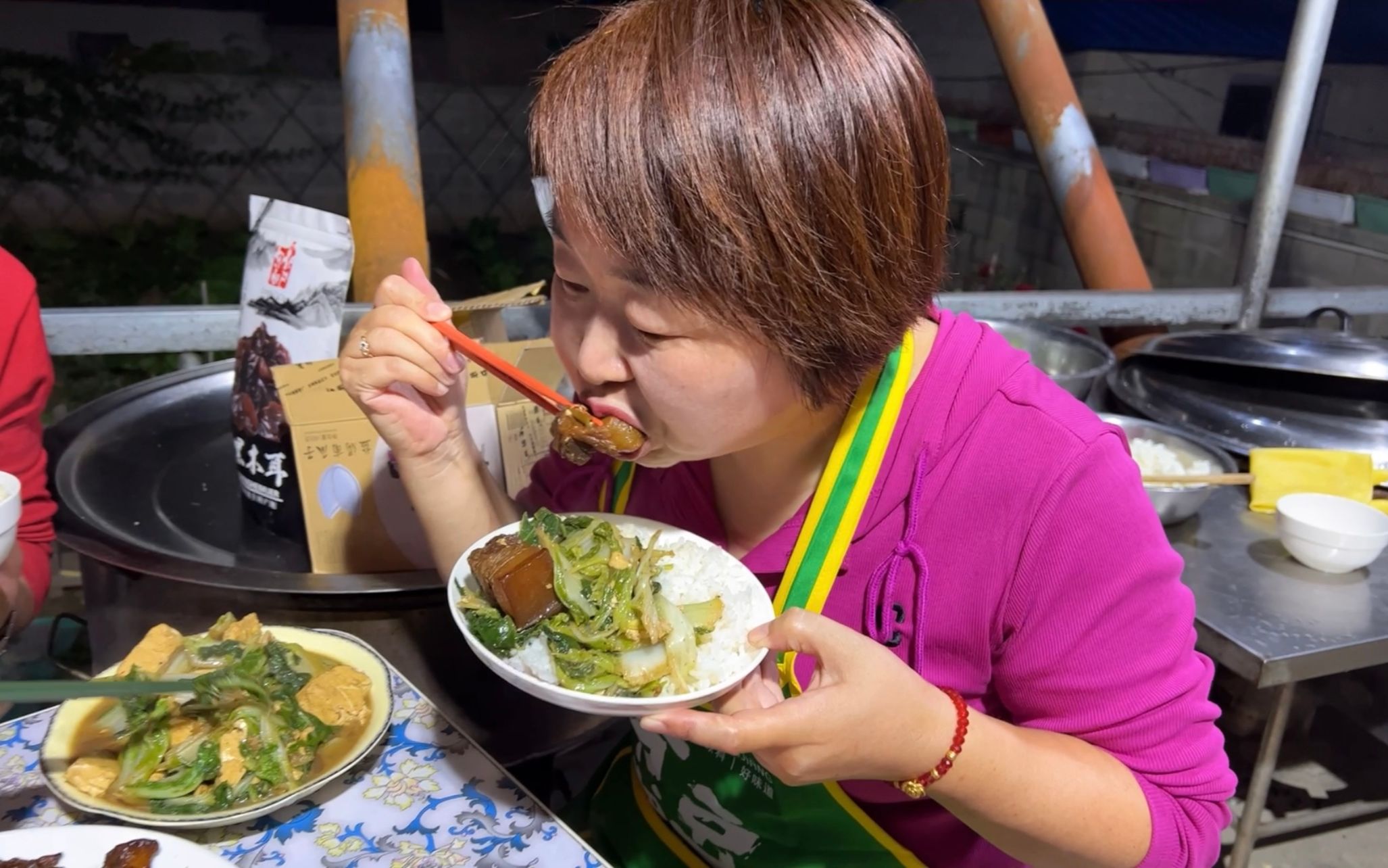 农村大锅炖一锅红烧肉,里面和上点山药粉皮,出锅色香俱全都夸好哔哩哔哩bilibili