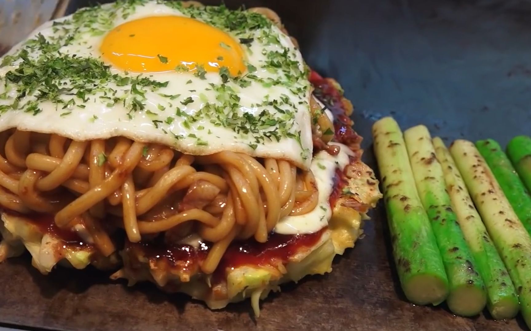 日本美食铁板烧!卷心菜煎饼配上炒面!再加个煎蛋超诱人!