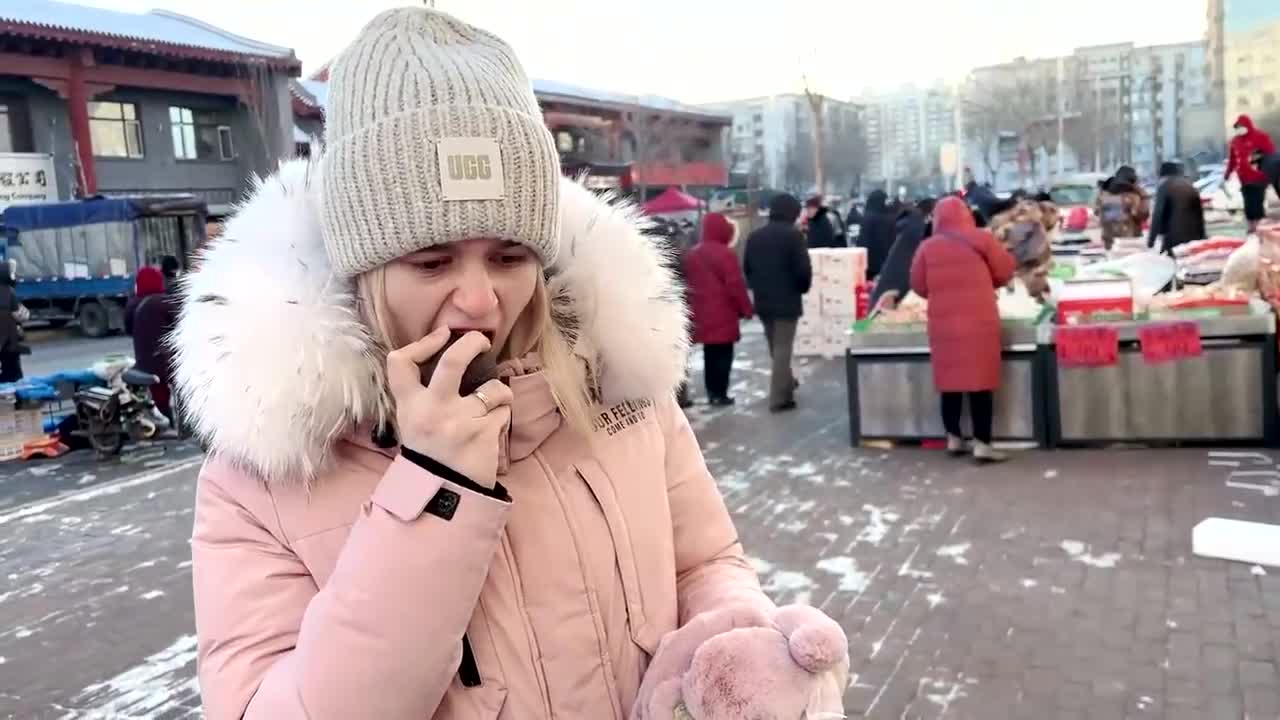 带俄罗斯媳妇逛中国早市 小哒莎感慨太热情了 吃冻梨差点崩掉牙?