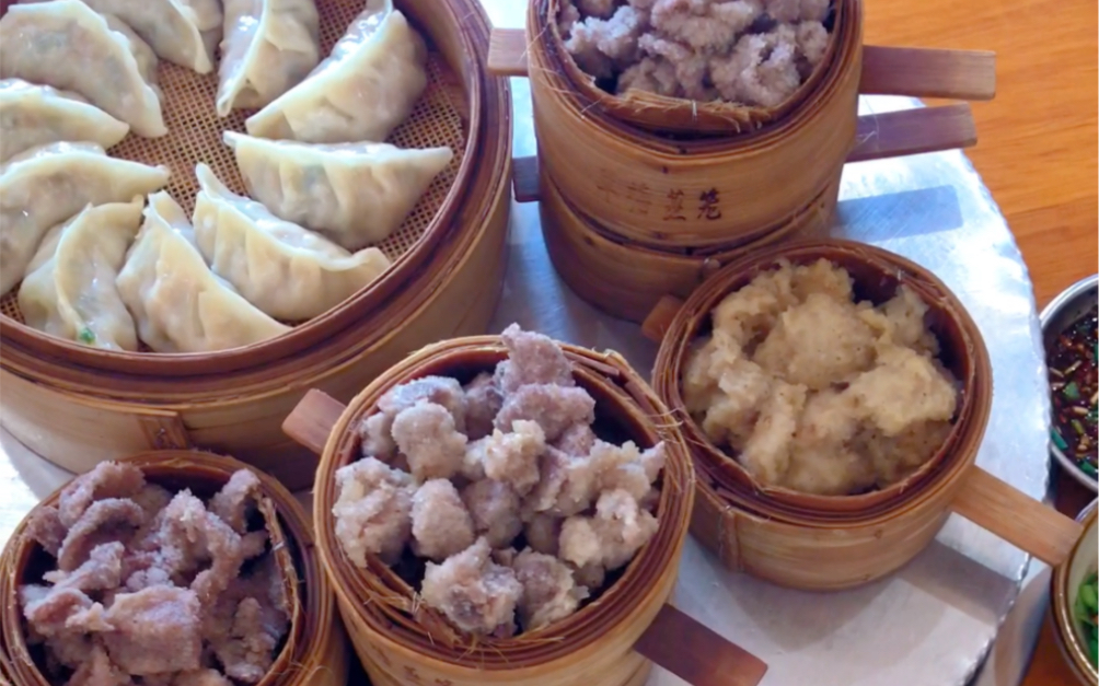 瓮安草塘蒸笼,将蒸得鲜嫩的牛肉,排骨,肥肠蘸着灵魂干辣椒碟,一定要裹