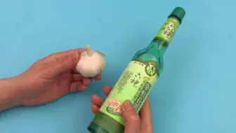 把大蒜和花露水混合在一起，解决了人们夏天的困扰，转给需要的人