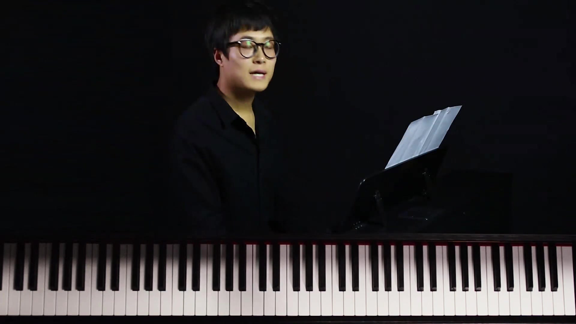 【钢琴一看就会】钢琴入门小贝教你弹钢琴演奏《时光的记忆》_哔哩