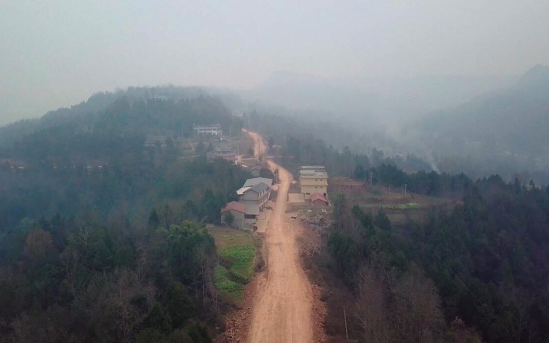 这里是四川巴中山区农村,山梁上有一条正在修的公路,看看怎么样哔哩哔哩bilibili