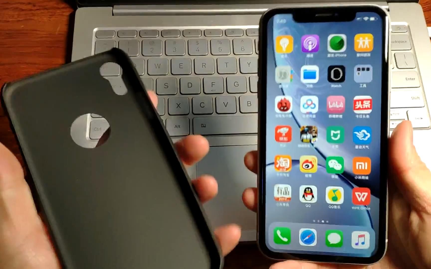 很多人接受不了iPhone XR的大黑边,小汪给它又加了一个外壳