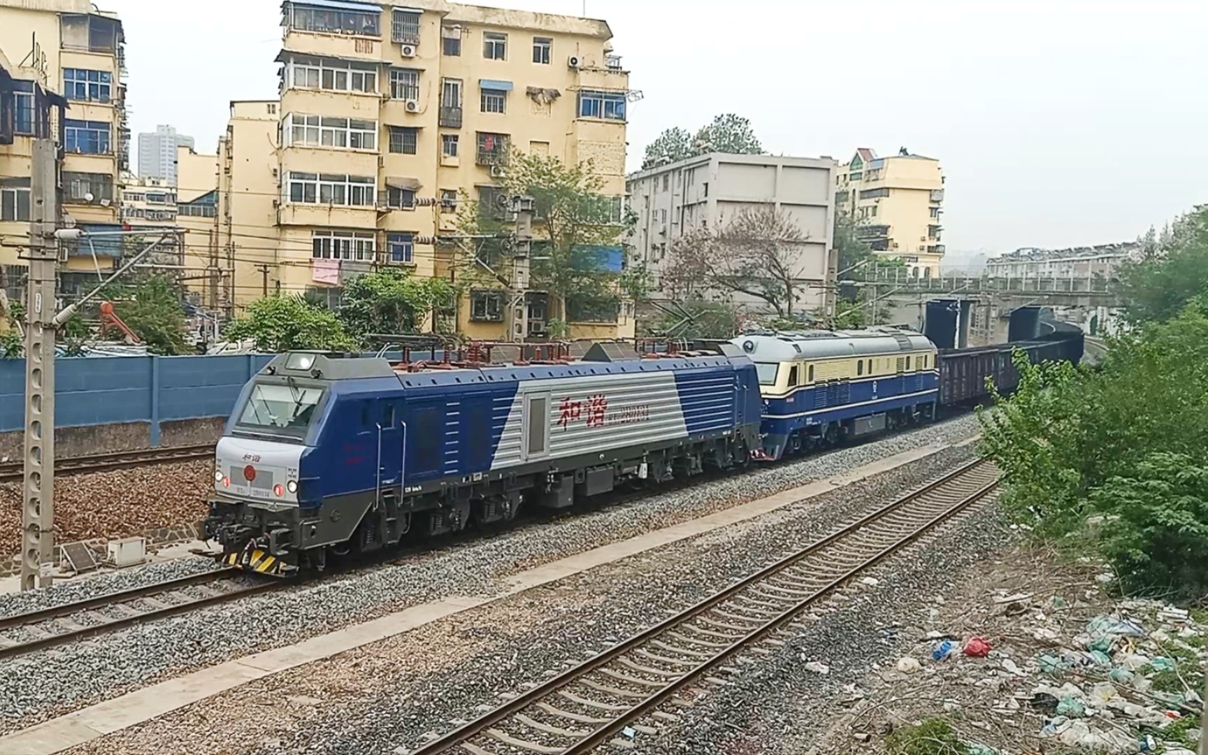 hxd2b型电力机车牵引东风11型内燃机车和敞车大列通过淮河路桥下