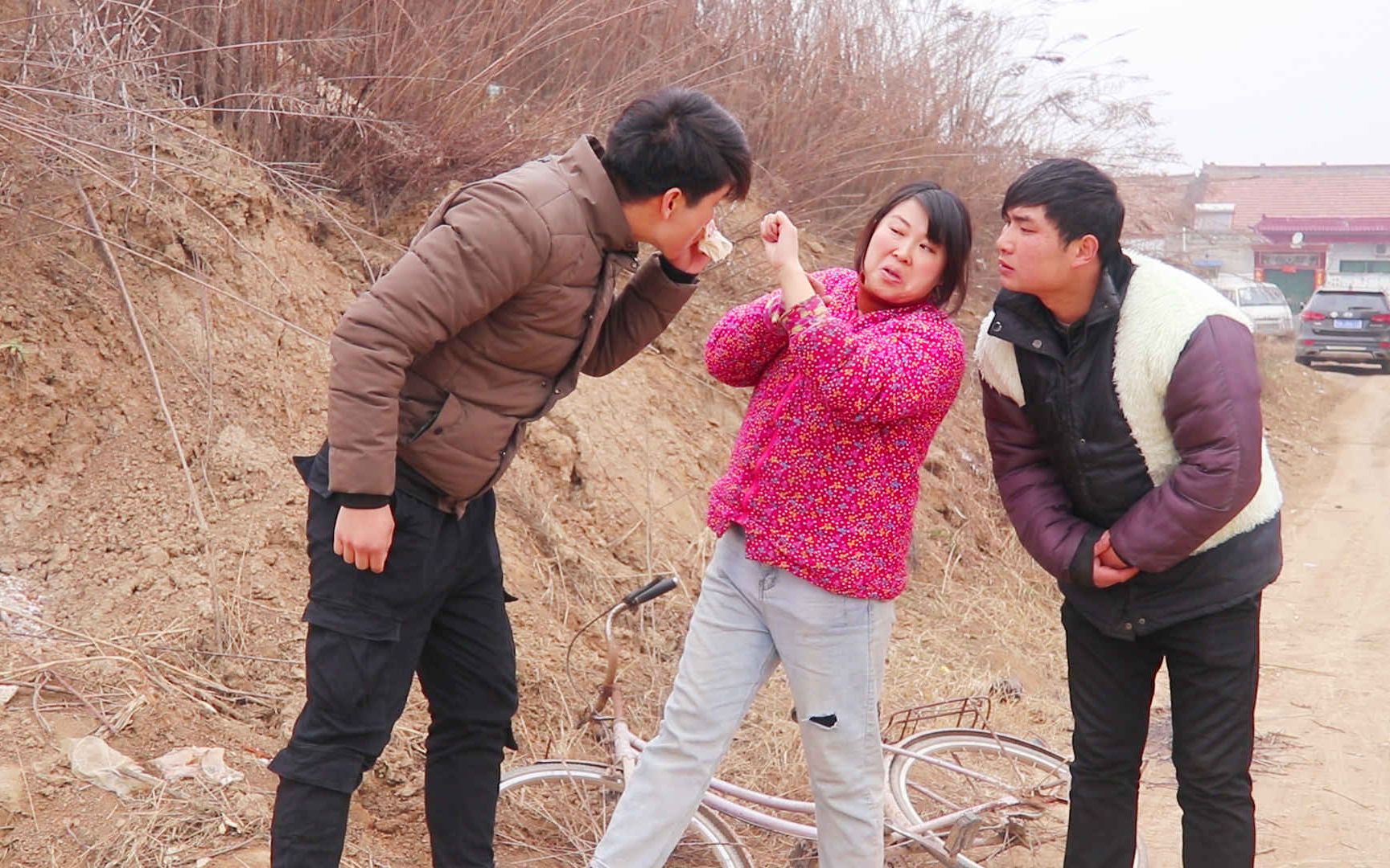 河南方言喜剧:毛妹向村里小伙炫耀自己的金手链,结果太逗了