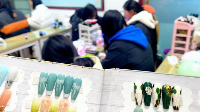 零基础学美甲正确选择学校很重要,南阳美甲培训学校就到指爱,一定实地