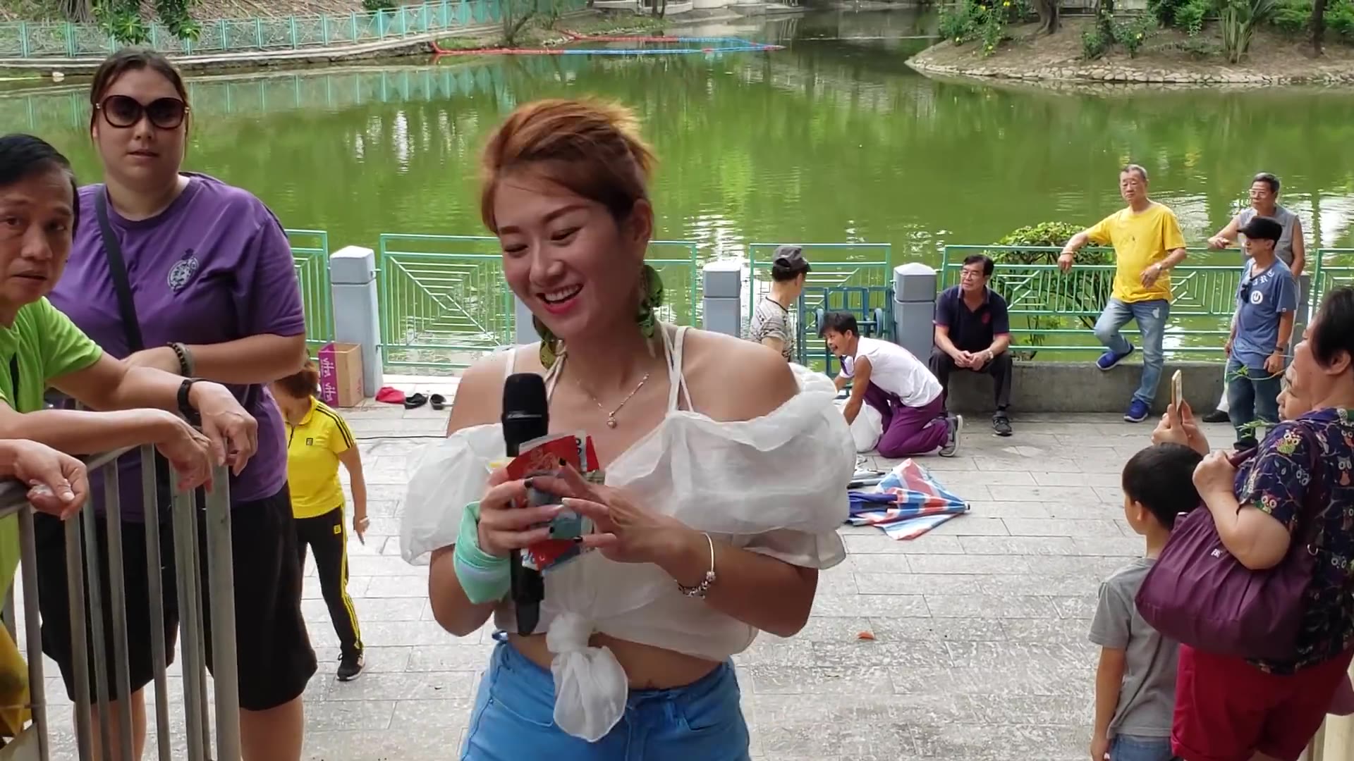 女歌手芯仪热舞演唱一曲dj版凤凰展翅歌声动听观众打赏