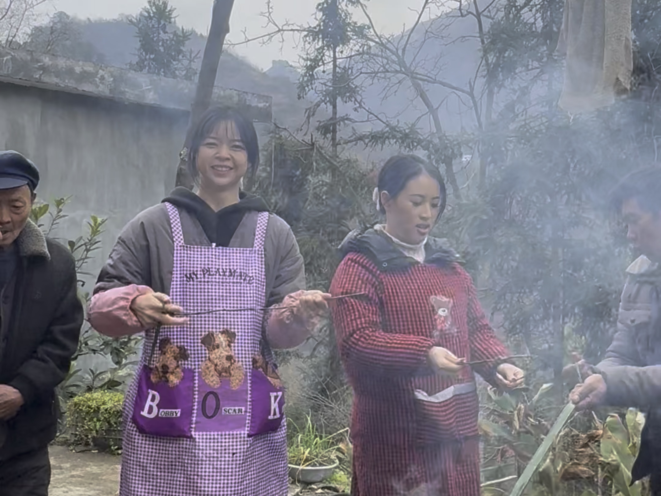 别的女孩子满身都是香水味 香香的 而我满身烟火味 农村味 拿什么跟别人比哔哩哔哩bilibili