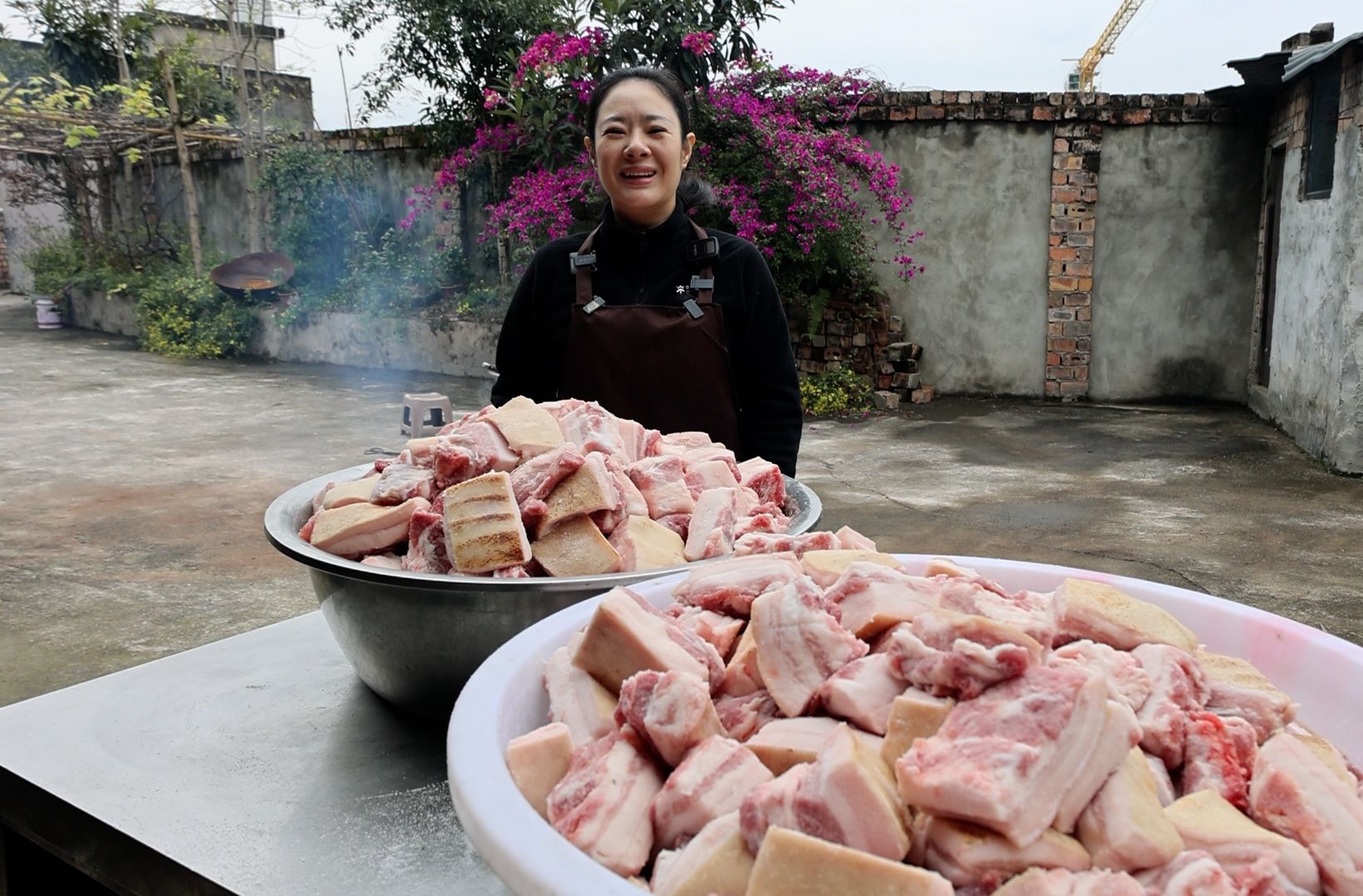 雅安美女做坛子肉,2小时熬一锅,10斤能炸6斤,封坛一年不坏哔哩哔哩bilibili