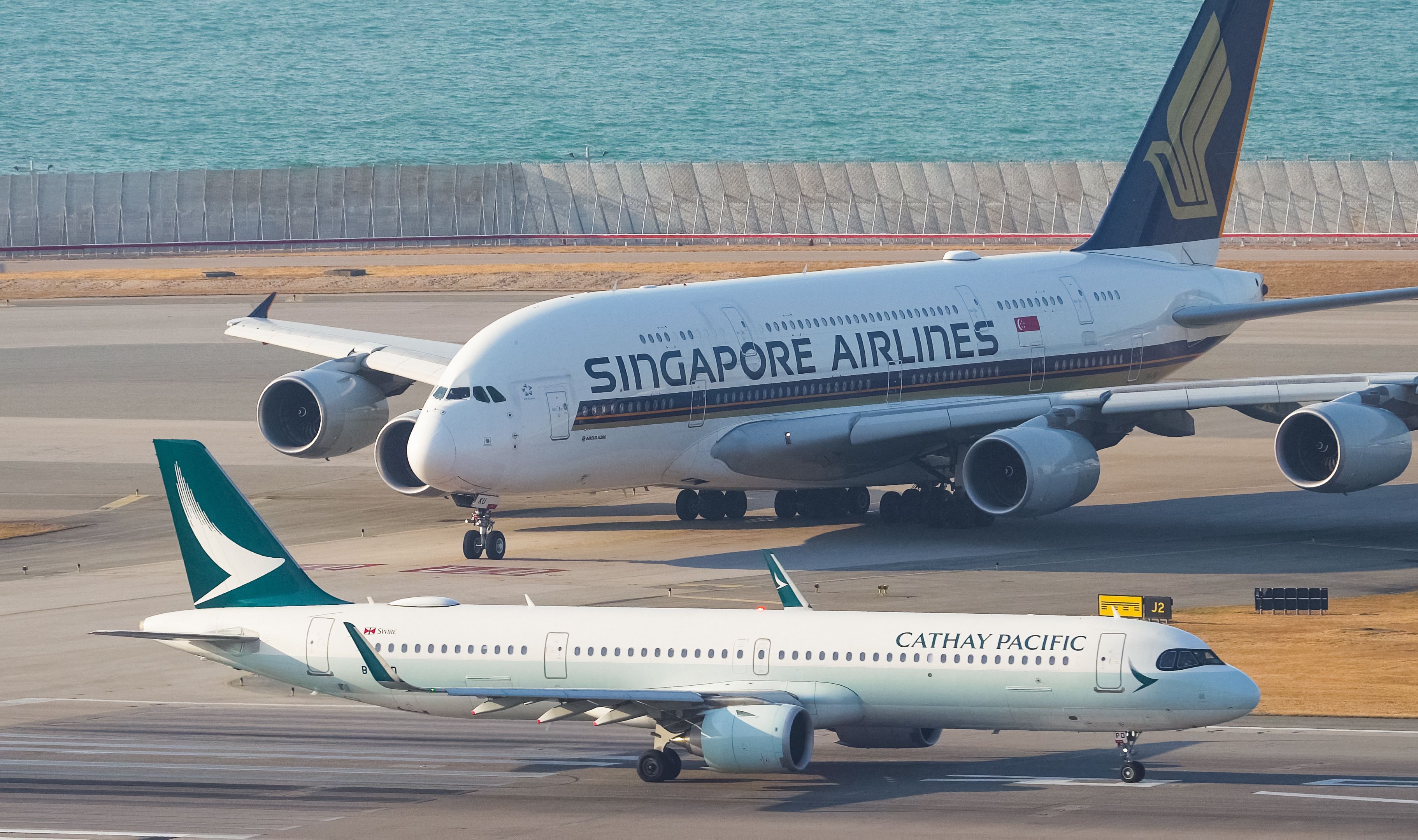 在巨无霸a380面前都是小飞机 3架大胖香港机场起降