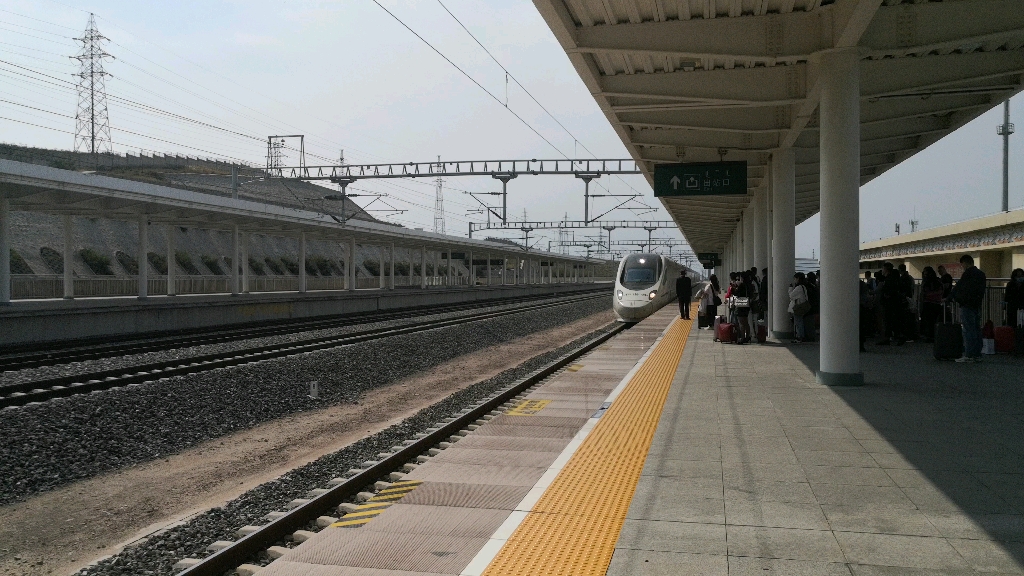 记录鄂尔多斯东胜东站动车进站视频