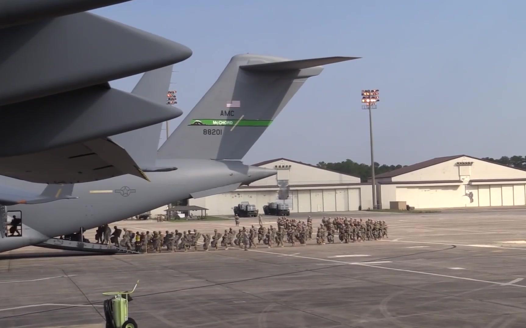 【军迷0004】伞兵从c-17运输机进行跳伞演习 1080p