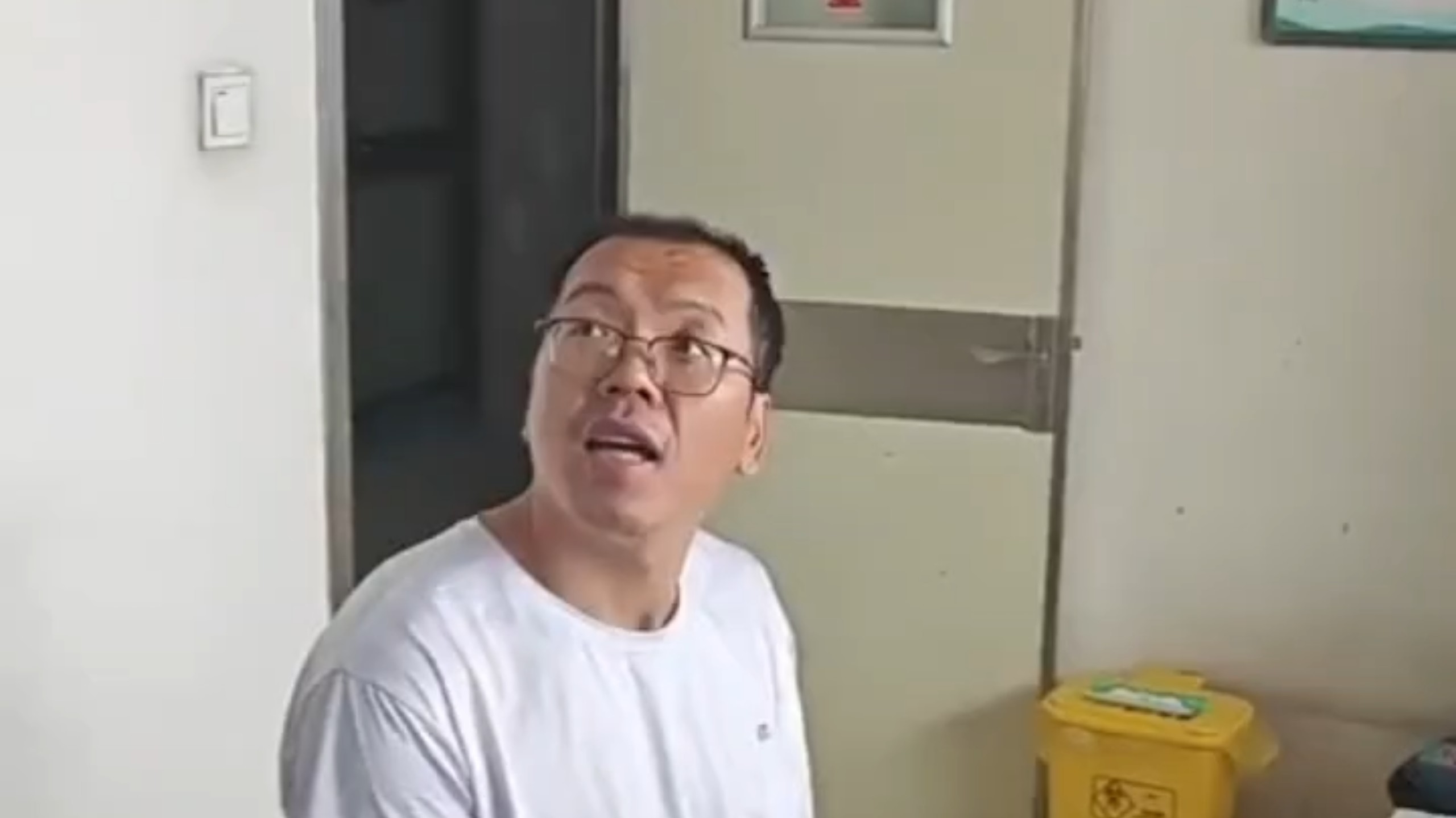 医生遭遇医闹，先脱工作服……