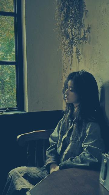 你曾许我一个家 可你却忘不了她,你说余生共繁华 可我没等到你啊,你曾