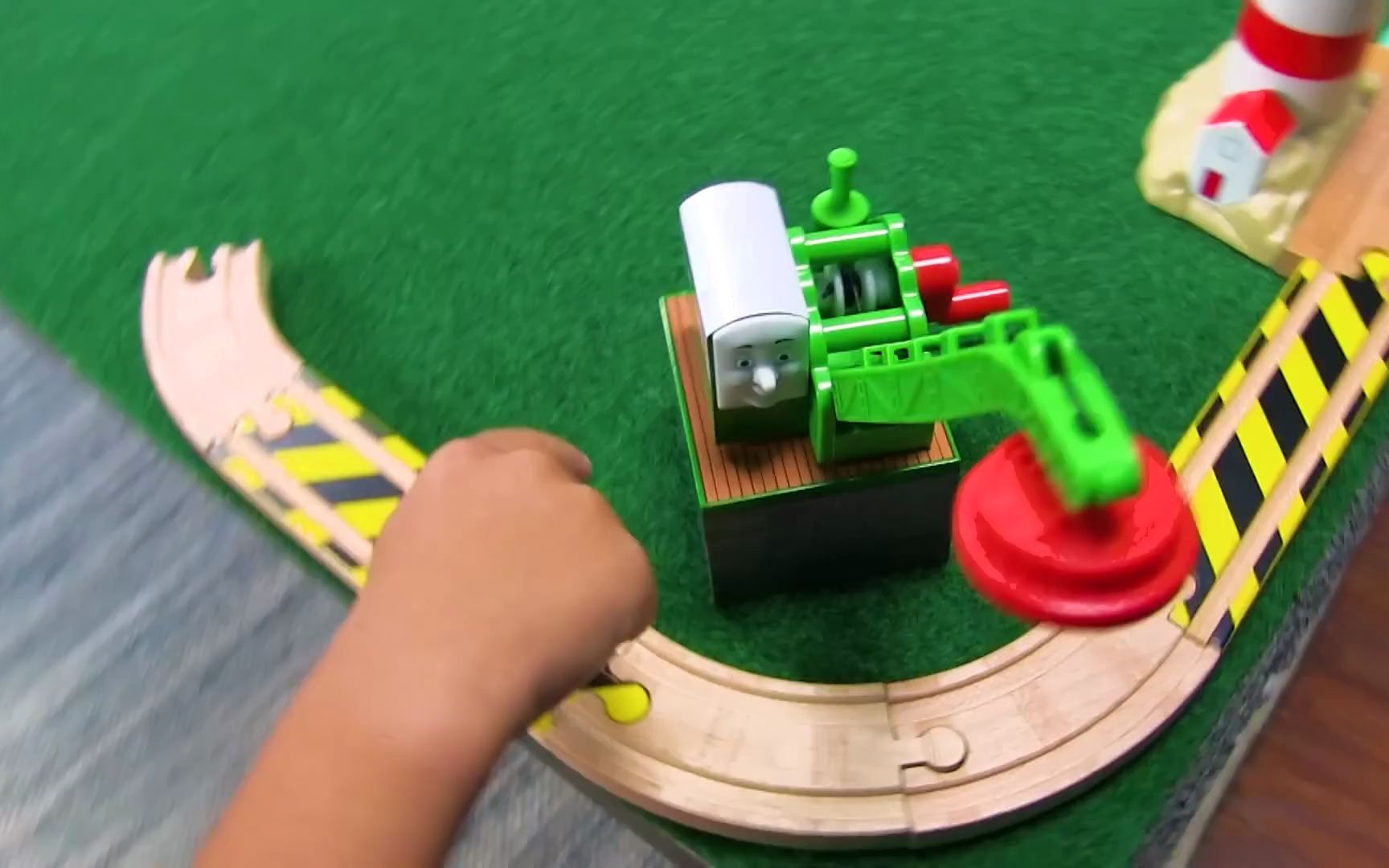 [图]Thomas and Friends WACKMASTER AND WOODEN TRACK  Fun Toy Trains for Kids  Thomas