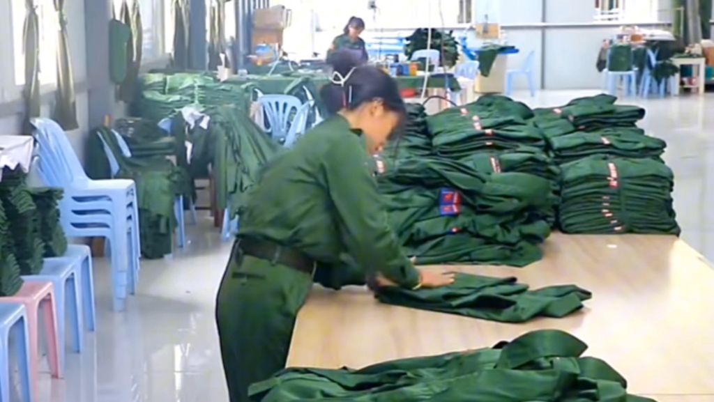 实拍同盟军果敢女兵服装及军需品工厂