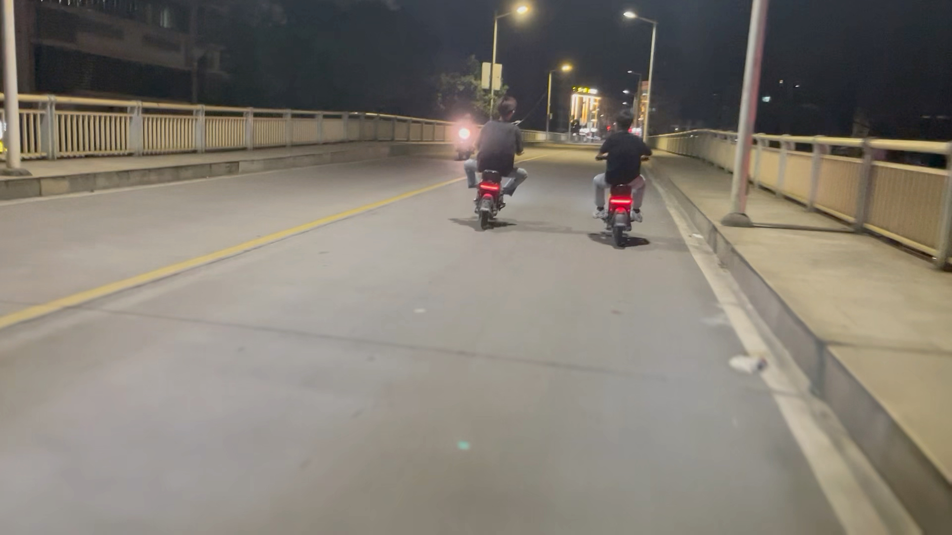 小县城的夜晚,和朋友骑着电动车回家