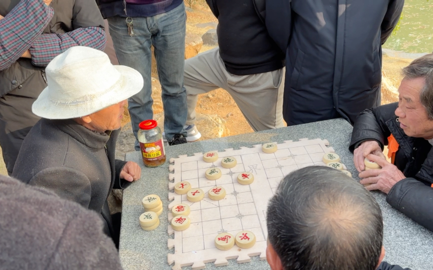 公园偶遇大爷下象棋,我也就看了几辈子吧