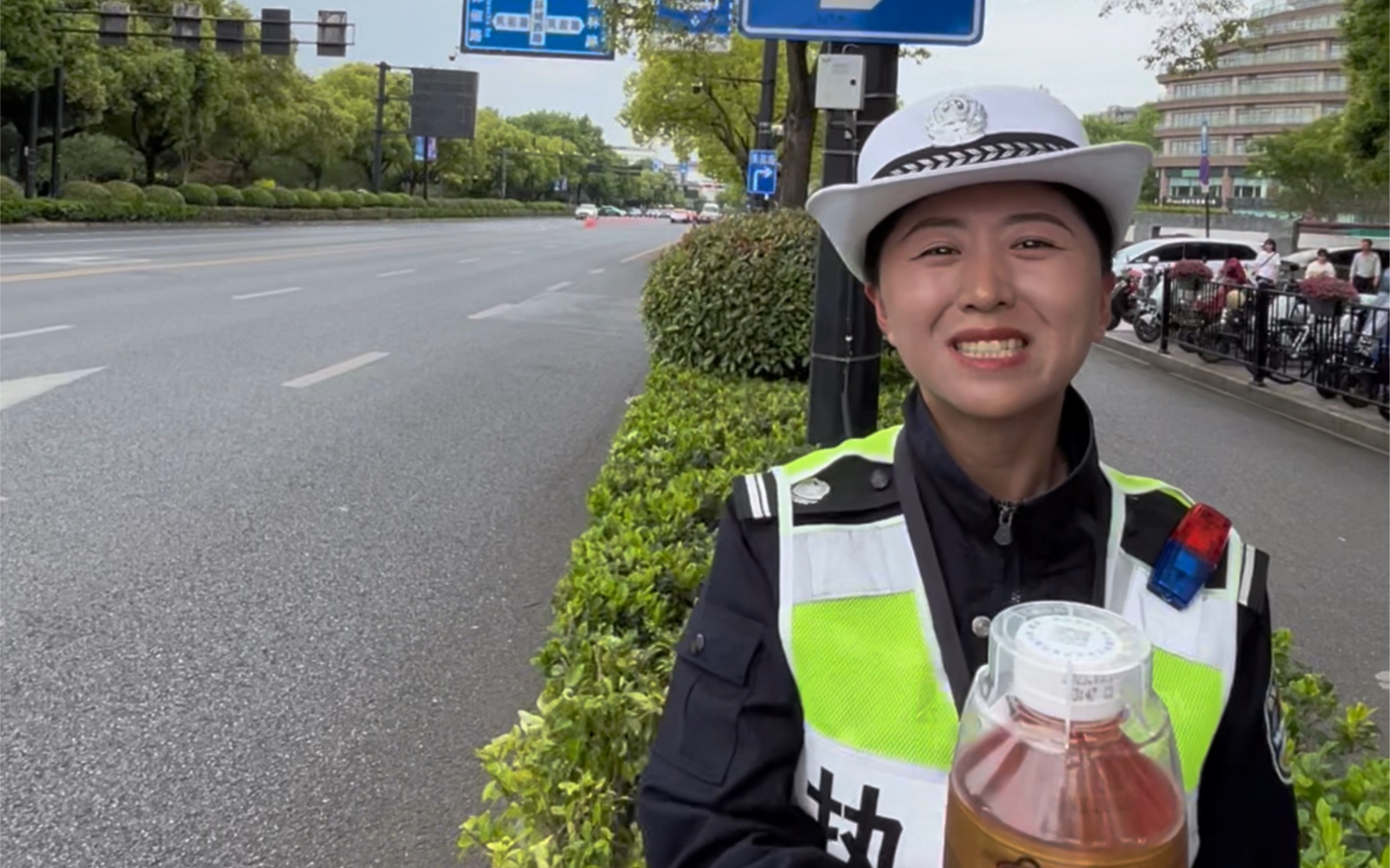 杭州西湖景区各界警力为前来打卡游客保驾护航哔哩哔哩bilibili