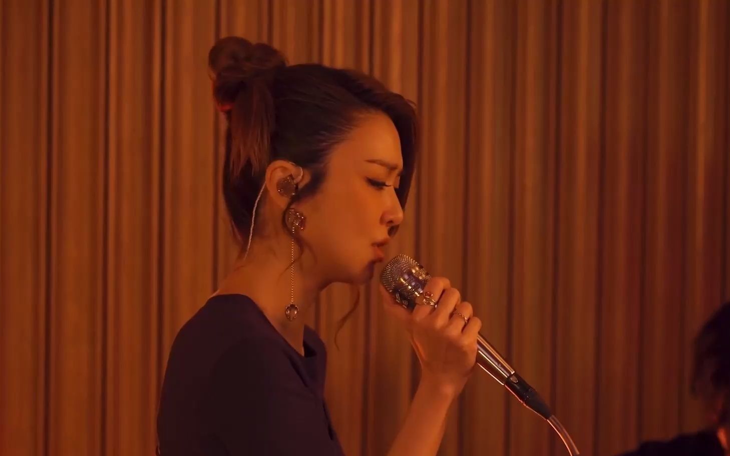 薛凯琪 - 苏州河(live)高清_哔哩哔哩_bilibili