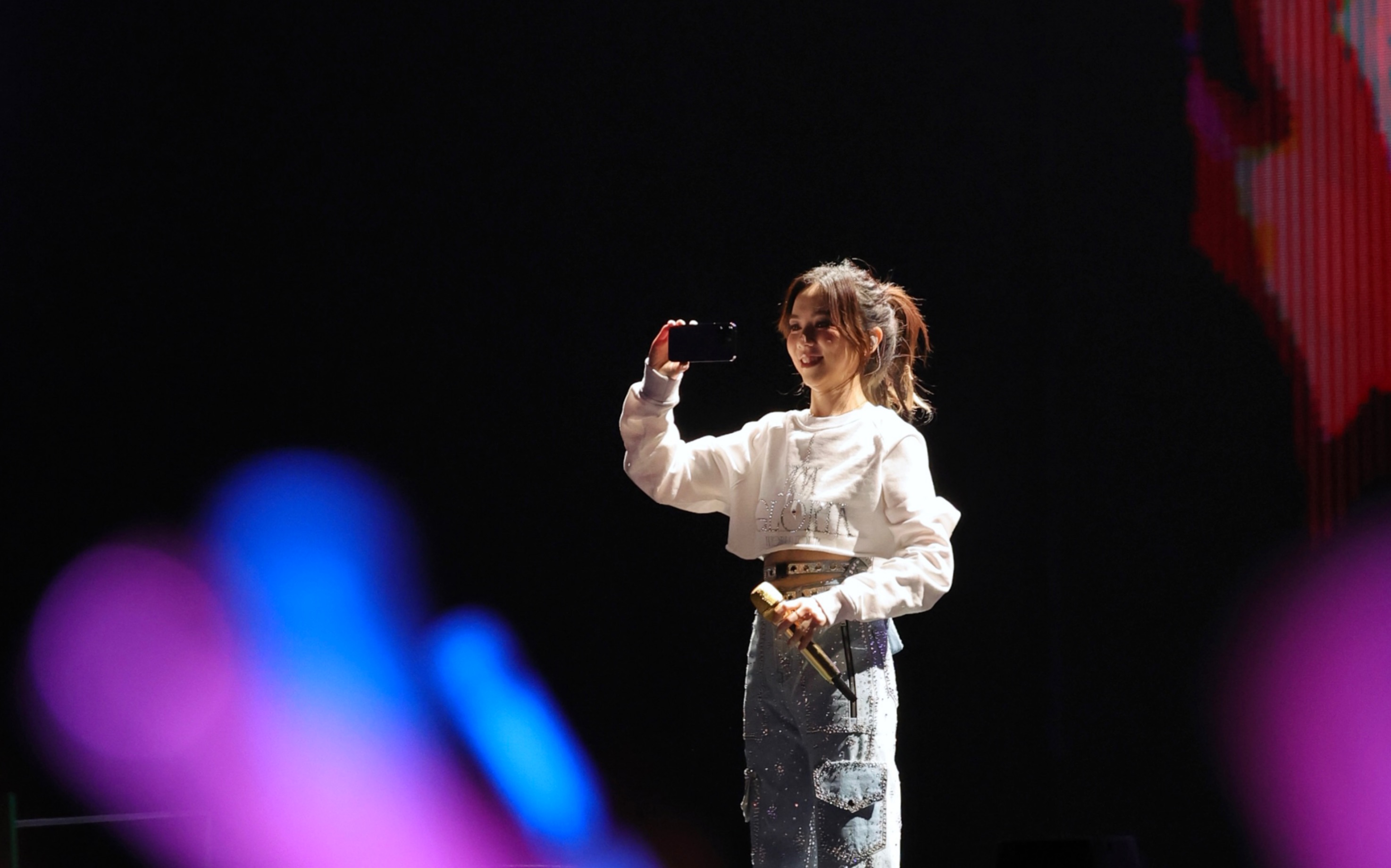 两个视角 沉浸式感受 邓紫棋 邓大摄影师的三万人大合唱舞台视角