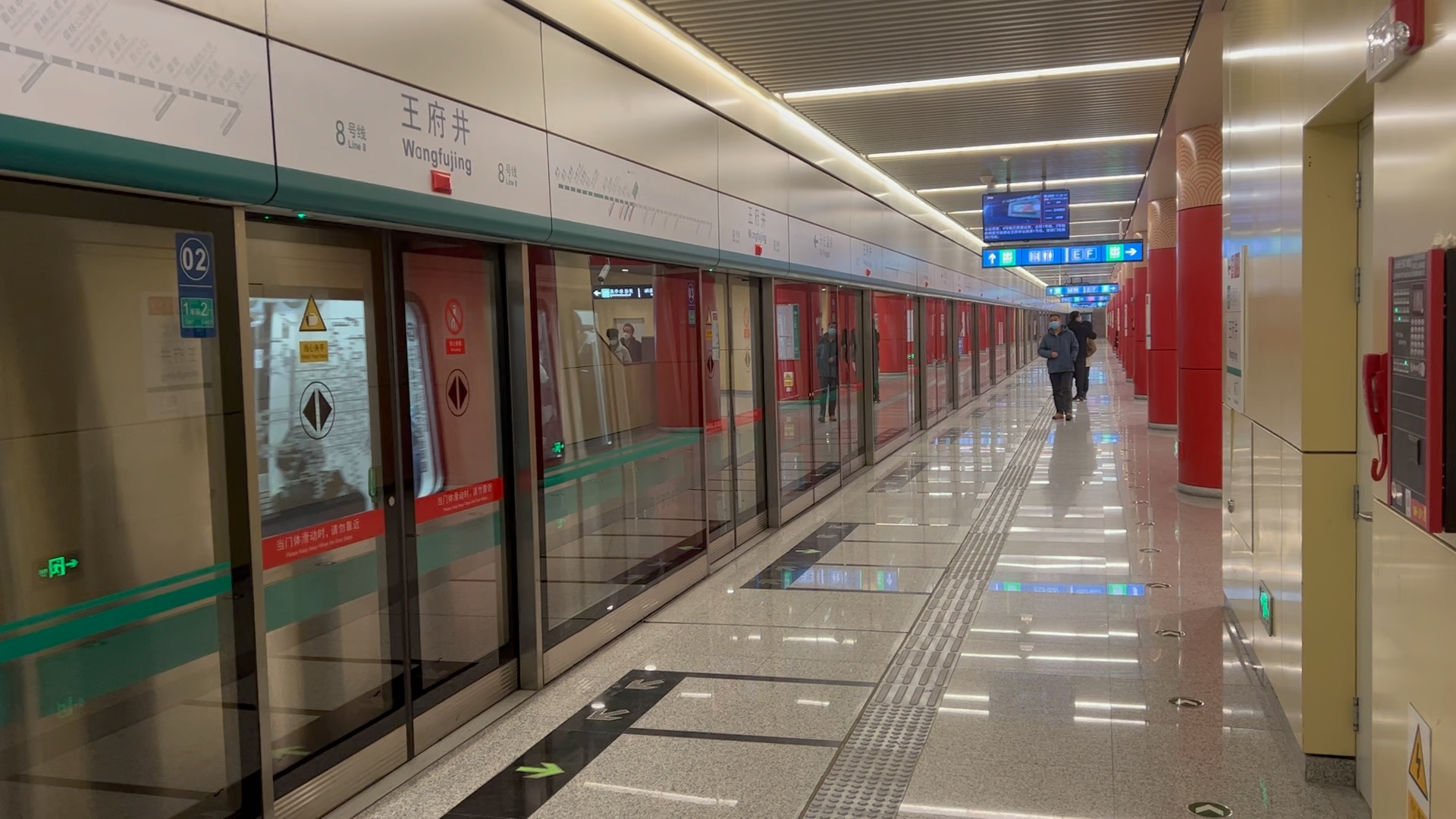 北京地铁8号线王府井出站
