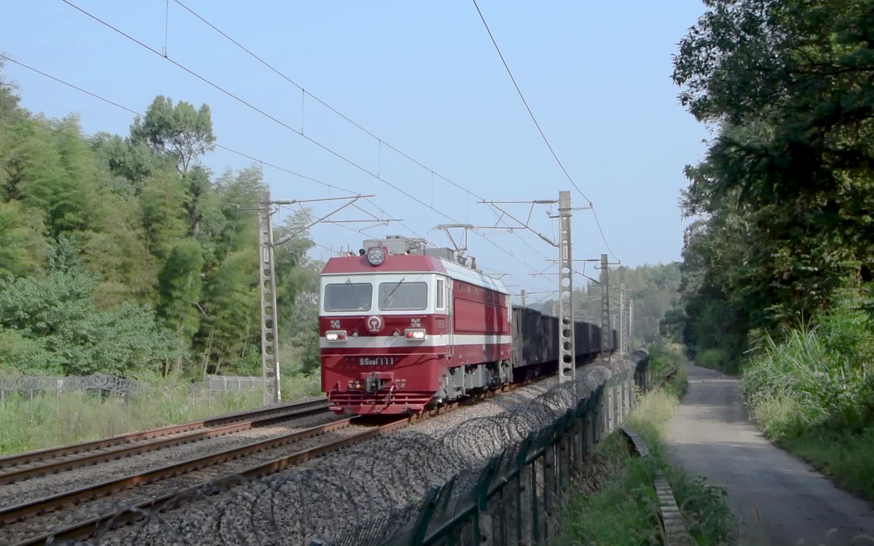 【拍车】ss6b 1111牵引货列上行通过石长线花果山附近_哔哩哔哩_bili