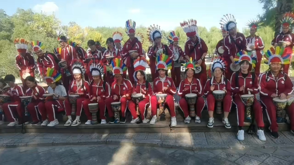 世界公園非洲部落帶領學生們體驗一下非洲鼓