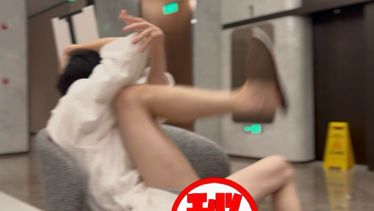 《 下 棋 输 一 把 脱 一 件  ？！》高清播放