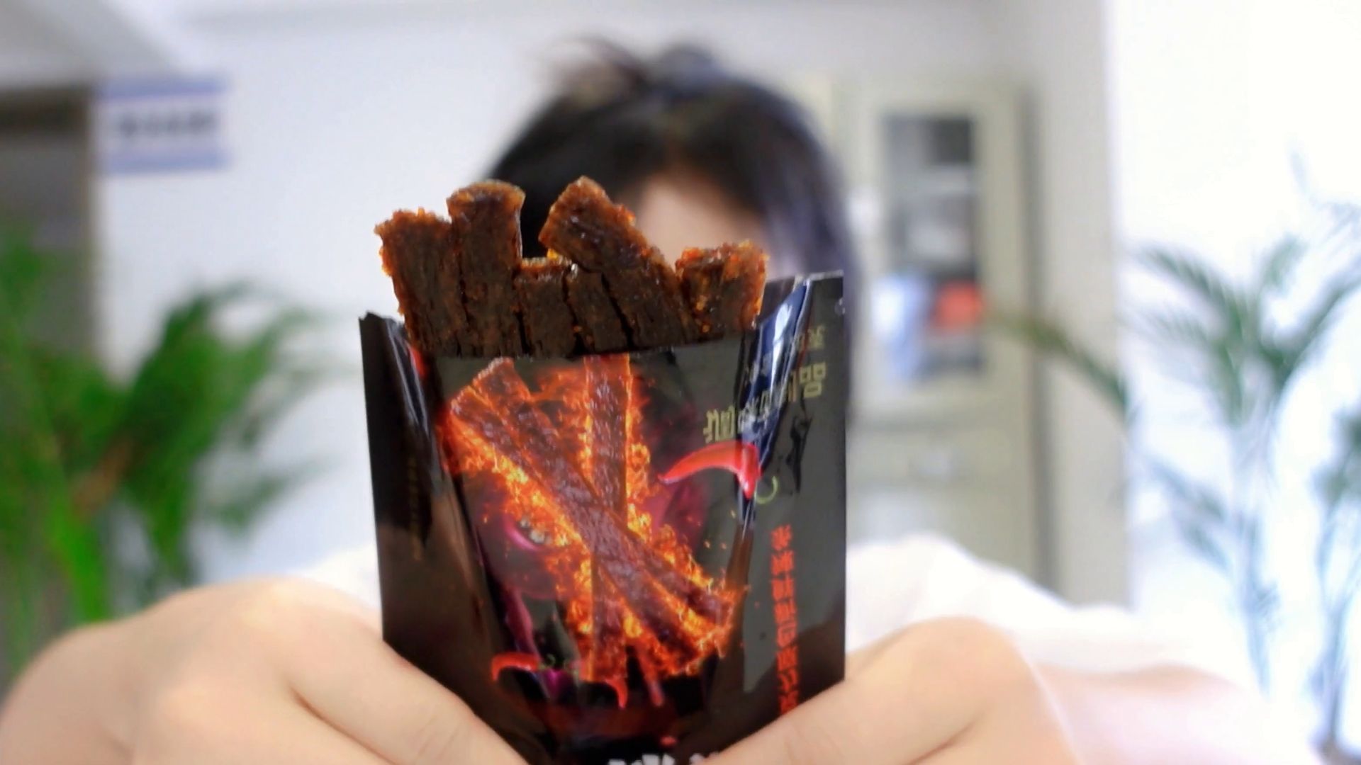 10岁小孩给同学吃辣条致其倒地死亡被起诉,法院:只含没咬,无需担责