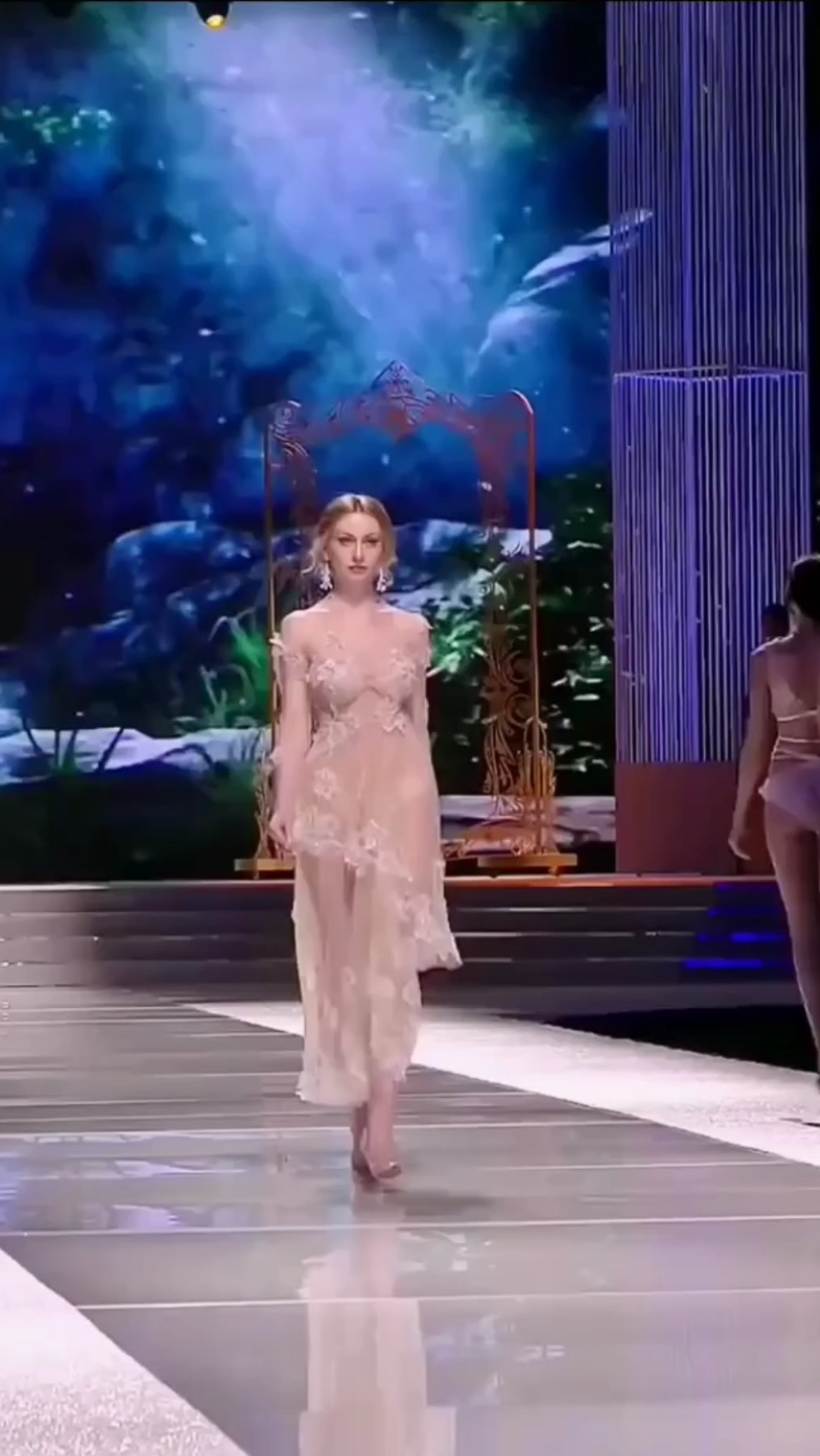 比基尼模特,时尚穿搭技巧!